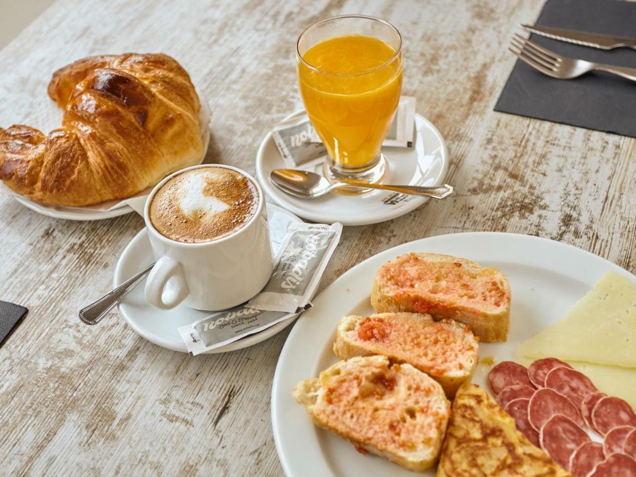 Hostal Nobadis Cervera  Bagian luar foto