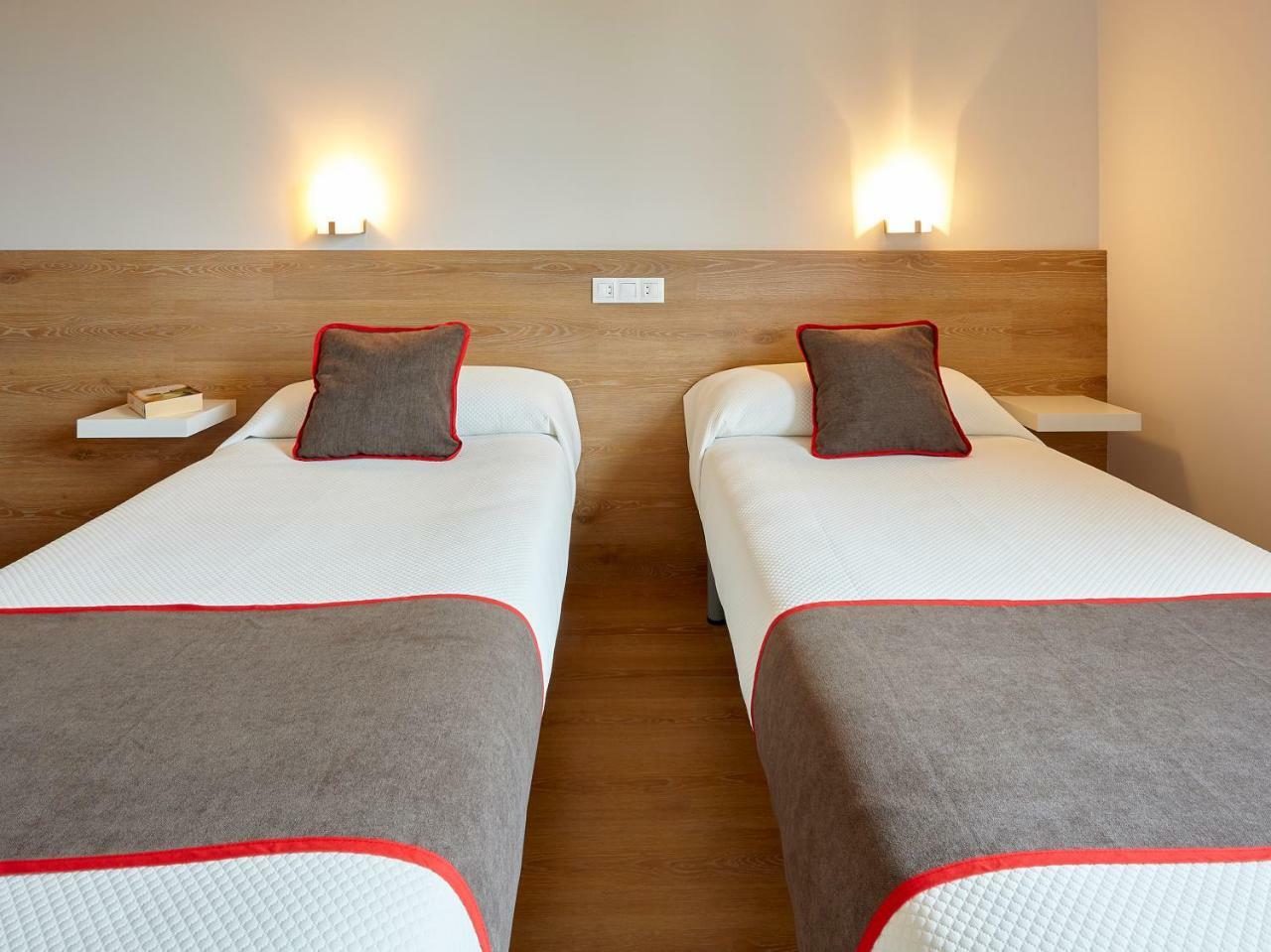 Hostal Nobadis Cervera  Bagian luar foto